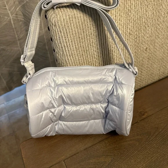 Victoria's Secret Pink‎ Mini Barrel Puffer Crossbody Bag Hydrangea Blue NWT - Picture 2 of 7